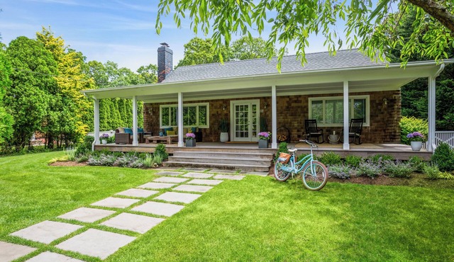 Cozy 6-bedroom beach house with pool, hot tub & AC in the Hamptons