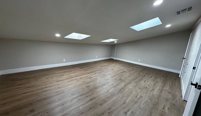 Cozy 6 Bedroom Home Close To It All!