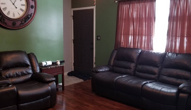 Cozy 6 bedroom home located 14 miles from Detroit Metro Airport.