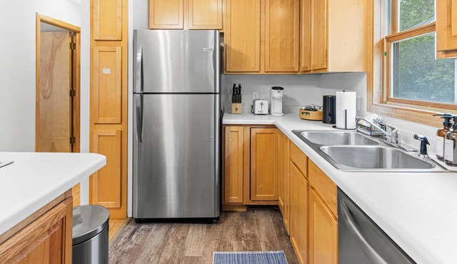 Cozy 6-bedroom house inSaint Paul, MN w/Karaoke, Game Room, Projector