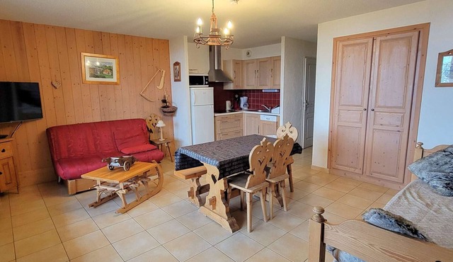 Cozy 6-Person Apartment in Ski Resort with South Terrace, Parking, and Free WIFI