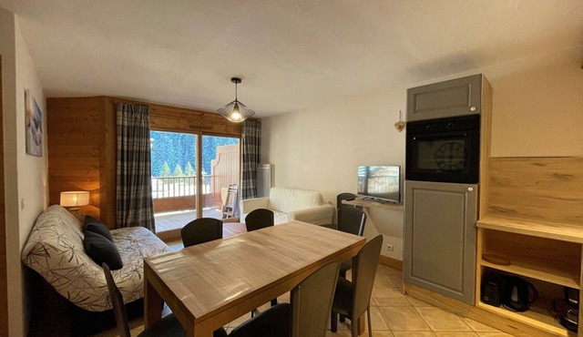 Cozy 6-Person Apartment with Pool, Balcony, and Parking in Crest-Voland