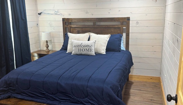 Cozy 6 person cabin with swim up tiki bar and hot tub!