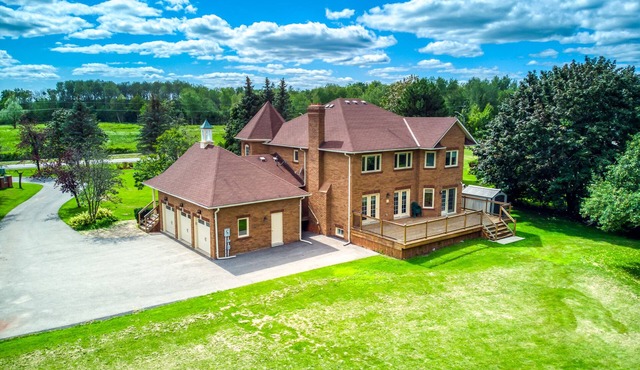 Cozy 6BR Deer Creek Golf Course Estate Home in Ajax