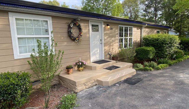 Cozy 7 Bed Home 30min from City sleeps 10 ppl