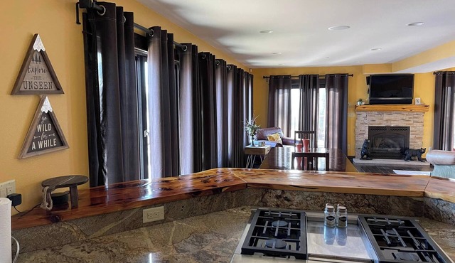 Cozy 8 Person Chalet on the Bay