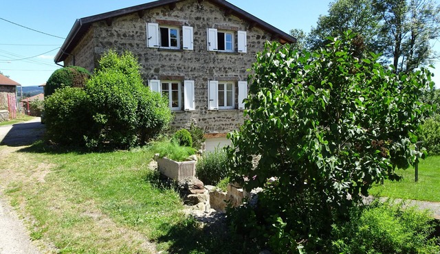 Cozy 8-person gîte, Parc Naturel du Pilat, ideal for families and groups.