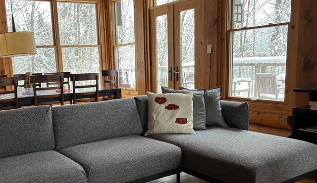 Cozy 8 person Log Cabin in Mont Tremblant w/hot tub and indoor fireplace