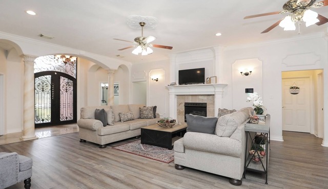 Cozy 8BR Rustic House near IAH & Downtown Sleeps 17+, Event-ready, Spacious Yard