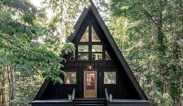 Cozy A-Frame ~10 min to Cashiers - Pet Friendly, Firepit, + Hot tub!