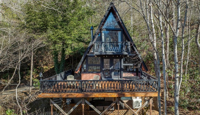 Cozy A-frame 3-bedrooms cabin in Great Smokie Mountains.