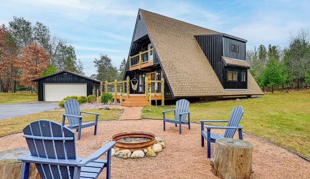 Cozy A-Frame Cabin: Steps to Lake Camelot Beach!