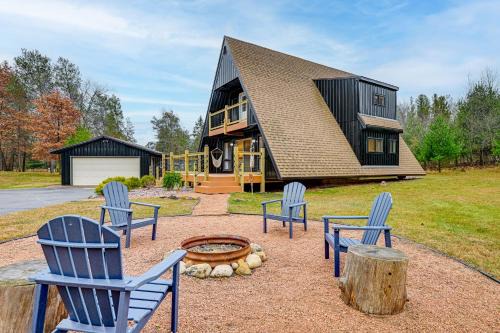 Cozy A-Frame Cabin Steps to Lake Camelot Beach!