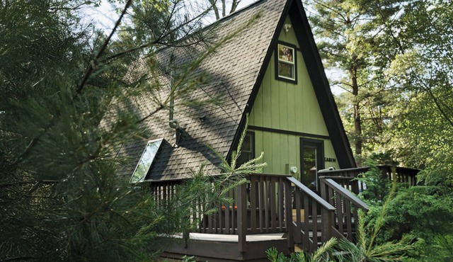 Cozy A-Frame Cottage, Peaceful Location, HOT TUB, Fire Pit, King Bed, Near Dells