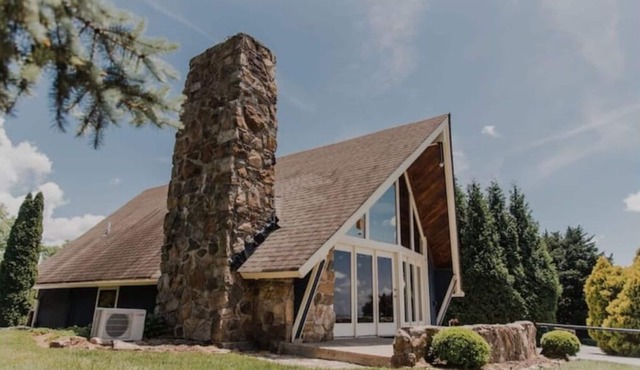 Cozy A-frame in North Georgia mountains with NEW hot tub