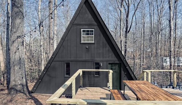Cozy A-frame Tiny Home with Game room 3 Minutes to Lake Hartwell!