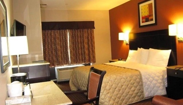 Cozy Amenities & Complimentary Breakfast Close to Golf Clubs