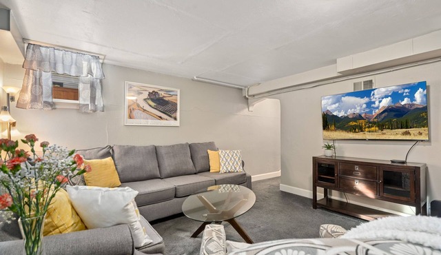 Cozy Abode on Mountain Ave – Walk to Old Town!
