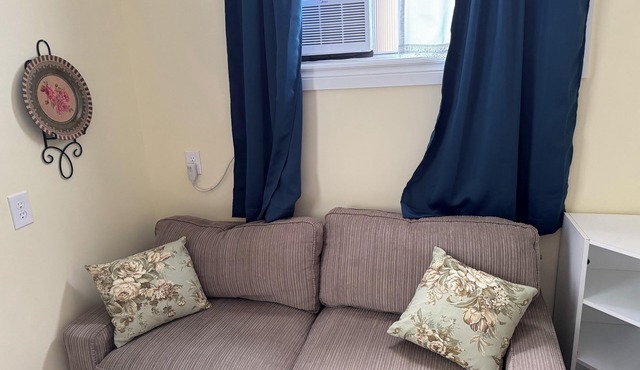 Cozy ACCESSIBLE oasis with AC, WiFi, Kitchenette in charming Vankleek Hill