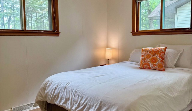 Cozy acorn cottage w/lake view