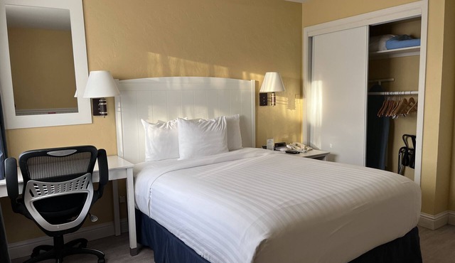 Cozy ADA Accessible Queen Room with Roll-in Shower at Ocean-Side Property!