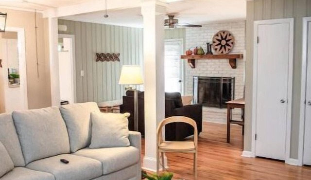 Cozy Adams St Cottage! Short walk to square!