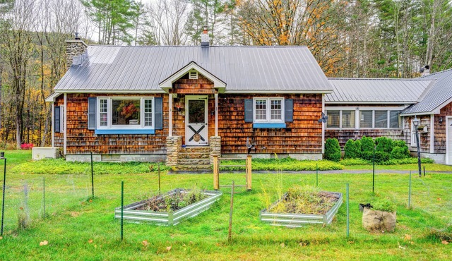Cozy Adirondack Cottage Getaway