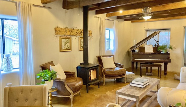Cozy Adobe ~ 20 minutes to the Mountains or the City!