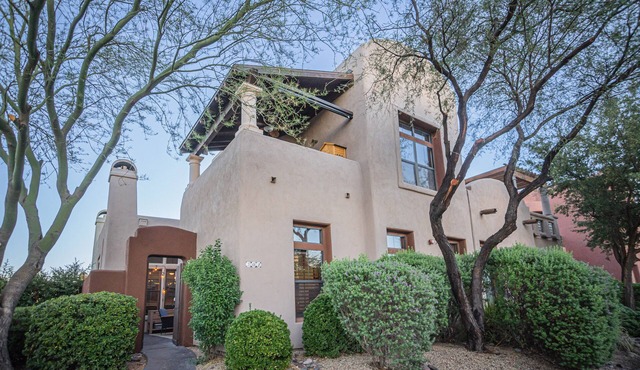 Cozy Adobe Retreat with Stunning Mountain Scenery and Pool access!
