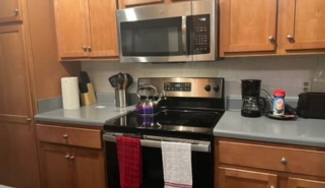 Cozy Adorable 2 Bedroom Apartment in the Heart of it All!