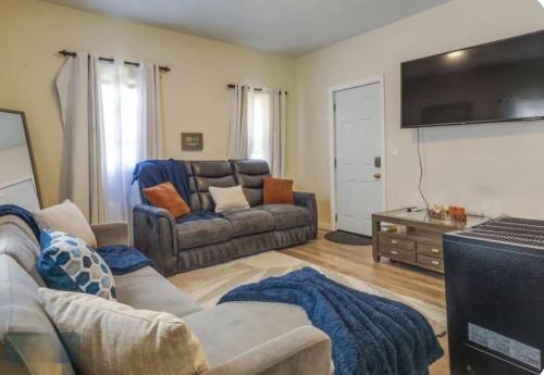 Cozy Adventure Filled Escape Free parking apts