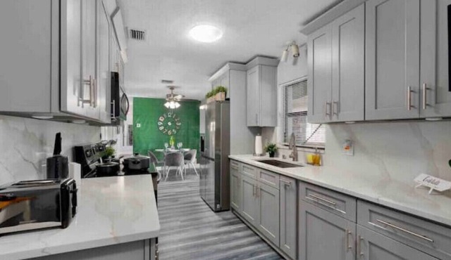 Cozy Aesthetically Pleasing Home Close To Everything