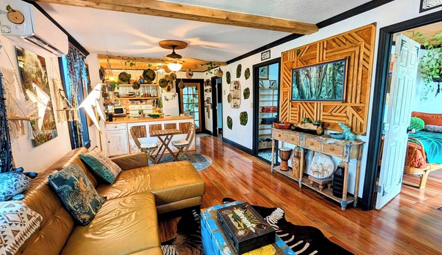 Cozy AF Jungle-House Hideaway