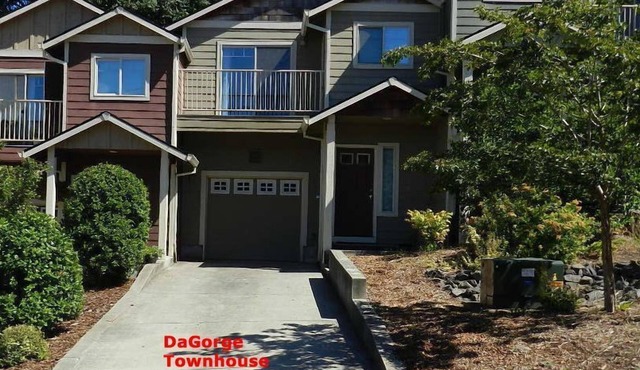Cozy & Affordable 3 bedroom, 2.5 bath Townhouse in Portland (Troutdale) Oregon.