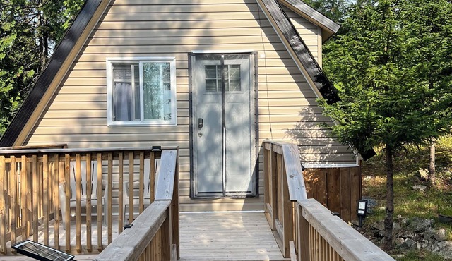 Cozy Aframe 4 beds, full bathroom, kitchenette cabin with WiFi in Saint John