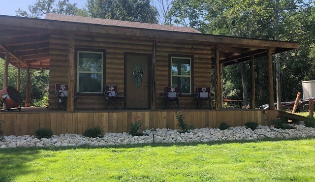 Cozy Aggie Game-Day Country Cabin w/full porch and outdoor amenities