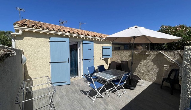 Cozy Air-Conditioned Villa with Terrace, Close to Beach and Shops, Pet-Friendly, Parking Included