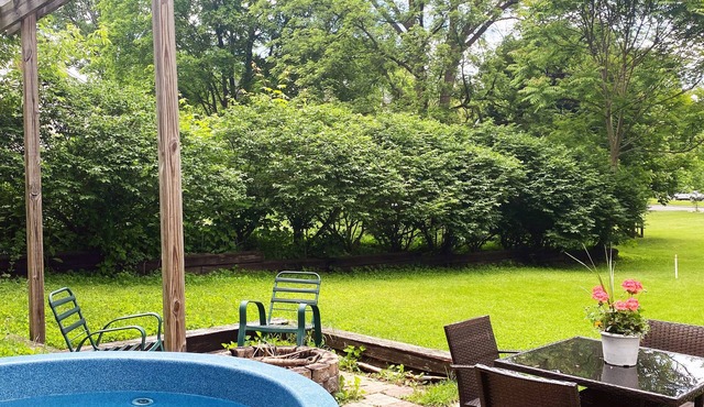 Cozy air conditioned 3 bedroom house, fire pit, grill, hot tub, run all year!