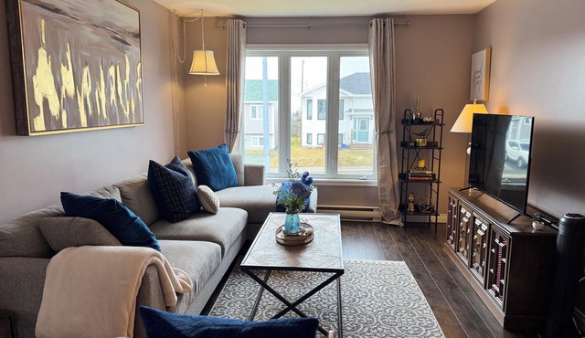 Cozy Airport Heights stay, 3 minutes to Airport