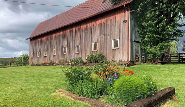 Cozy Airstream Glamping Getaway one hour from Portland, Oregon