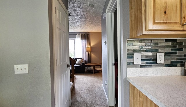 Cozy Alaskan home in quiet neighborhood: pet friendly with a fenced backyard!
