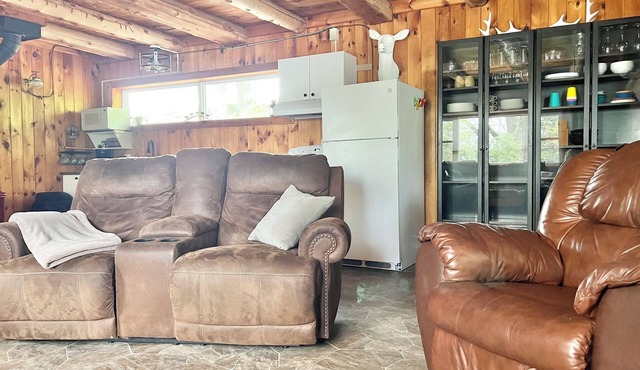 Cozy all season Balderson Cabin, 20 mins from Perth Ontario!