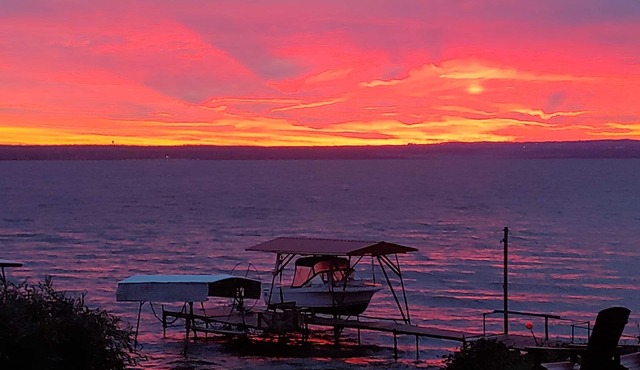 Cozy All Season Bungalow right on the Lake wine and brewery trail.