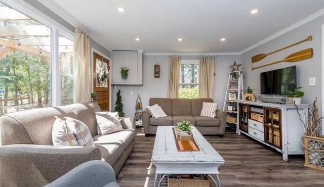 Cozy All-Season Family Cottage in Balm Beach!