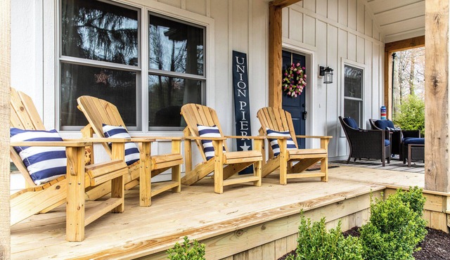 Cozy All Seasons Escape:Enjoy the Hot Tub and Cozy up!