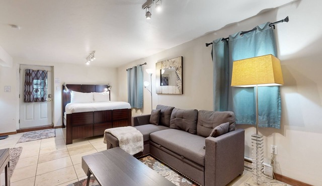Cozy Alpine Studio w/High-End Mattresses, Hot Tub & Full Kitchen