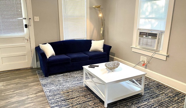 Cozy Alton Apartment. Quiet Neighborhood, but close enough to a lot of fun!