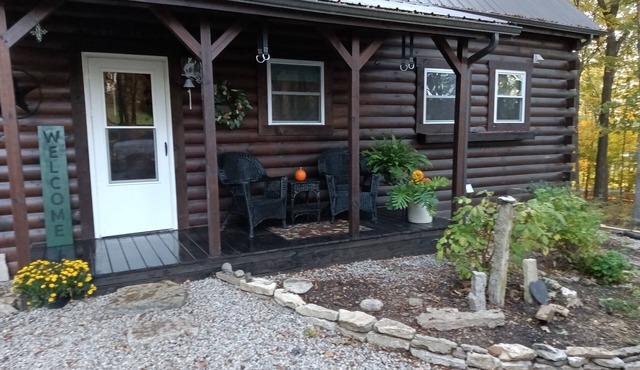 Cozy Amish built cabin in Adams County Ohio, relax and watch the buggies go by.n
