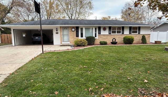 COZY AND 1.1 MILES FROM LAMBEAU FIELD