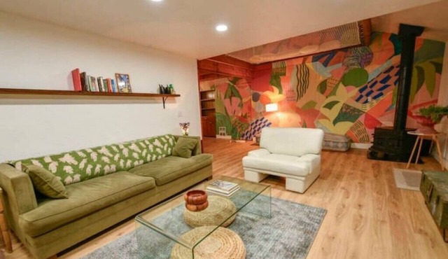 Cozy and Artistic Space with a library and a Floating Net